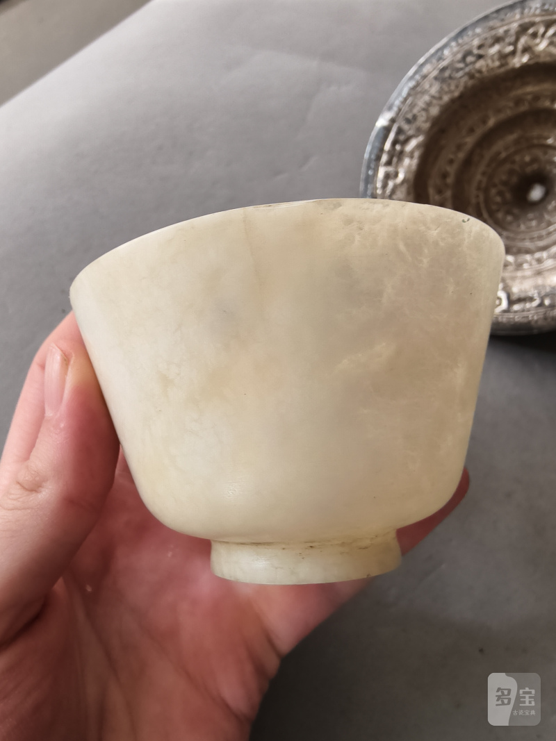 A jade bowl with stand and cover in silver with animals and floral motifs in relief - 图10